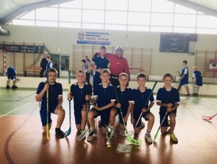 Reprezentacja chłopców ze Zwolenia wywalczyła 1 miejsce w powiatowym unihokeju